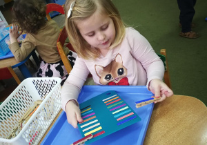 Kształcenie zmysłów Montessori "Kolorowe spinacze" - praca wolna Oliwki S.