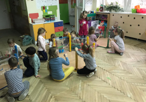 Dzieci podczas pracy - malują farbami na foliach