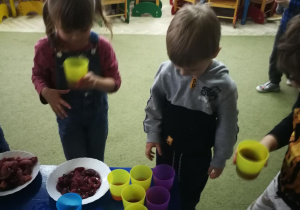 Puchatki częstują się kompotami