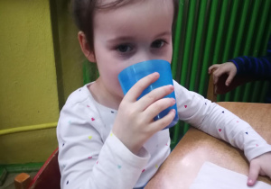 Hania pije kompot