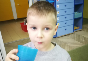 Antoś pije kompot