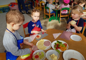 Kacper zrobił 4 kanapki