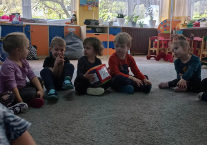 Maluszki z sówek grają kostką edukacyjną