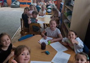 Biedronki rozwiązują kartę pracy