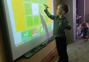 Kacperek gra na tablicy interaktywnej