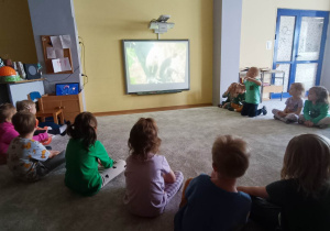 Oglądanie filmu edukacyjnego