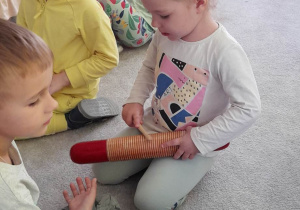 Jeżyki grają na instrumentach