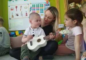 Miron gra na ukulele