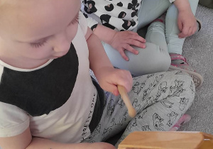 Dzieci grają na instrumentach