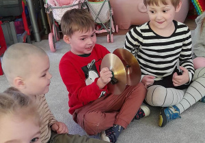Jeżyki grają na instrumentach