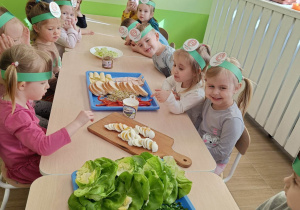 Dzieci siedzą przy stoliku