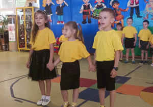 Yeva, Solomiia i Artem recytują wiersz Dzieci tańczą Zorbę