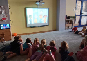 Oglądanie filmiku edukacyjnego wprowadzającego słownictwo związane z pogodą