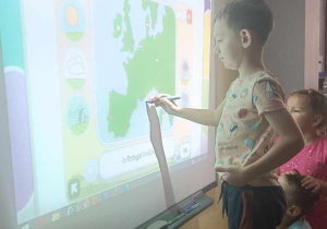 Oskar gra na tablicy interaktywnej
