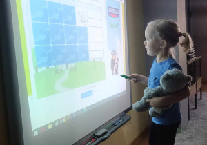 Lidzia gra na tablicy interaktywnej