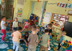 Dzieci tańczą w rytmie jesiennej piosenki