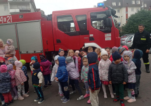 Puchatki przed wozem strażackim