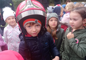 Mateusz w hełmie strażackim