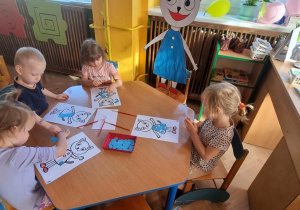 Dzieci pracuja przy stolikach