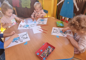 Dzieci wykonują portret Kici Koci