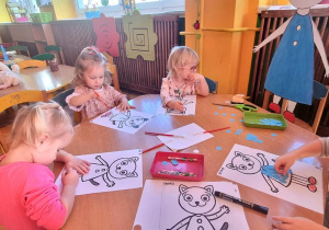 Dzieci pracuja przy stolikach