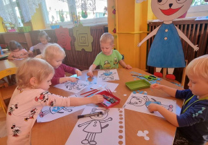 Dzieci pracuja przy stolikach