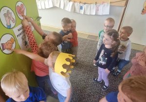 Dzieci poznają powitanki