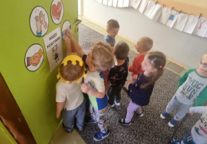 Dzieci poznają powitanki