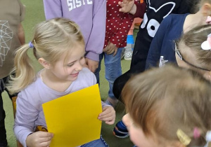 Dzieci ustawiły się przy koleżance z kartką w kolorze żółtym