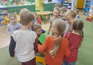 Dzieci ustawiły się przy koledze z kartką w kolorze zielonym