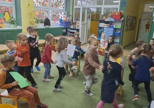 Puchatki spacerują pośród kolegów z kolorowymi kartkami