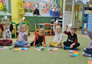 Puchatki podnoszą kartki w wymienionym przez nauczycielkę kolorze w języku hiszpańskim