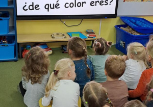 Puchatki oglądają i słuchają hiszpańskiej piosenki