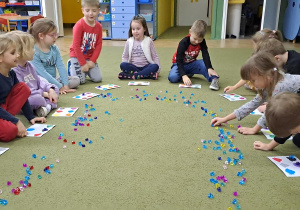 Puchatki utrwalają kolory w języku hiszpańskim podczas zabawy w bingo