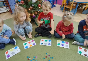 Stasio, Laura, Janek, Lena i Filip utrwalają kolory w języku hiszpańskim podczas zabawy w bingo
