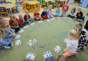 Puchatki grają w bingo z kolorami