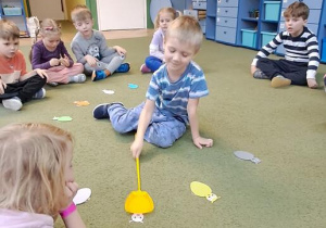 Stasio łapie muchę we wskazanym przez nauczycielkę kolorze w języku hiszpańskim
