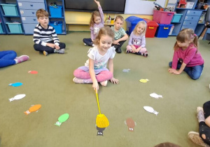 Marysia łapie muchę we wskazanym przez nauczycielkę kolorze w języku hiszpańskim
