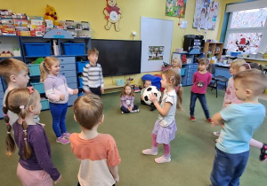 Marysia rzuca piłkę do Oliwki, wymieniając jednocześnie kolor w języku hiszpańskim