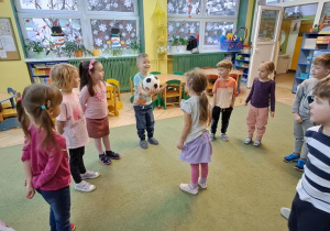 Marysia rzuca piłkę do Antosia, wymieniając jednocześnie kolor w języku hiszpańskim