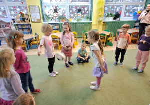 Marysia rzuca piłkę do Gabrysi, wymieniając jednocześnie kolor w języku hiszpańskim