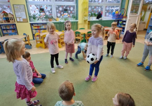 Oliwka rzuca piłkę do Nadii, wymieniając jednocześnie kolor w języku hiszpańskim