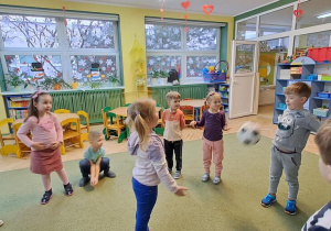 Oliwka rzuca piłkę do Mateusza, wymieniając jednocześnie kolor w języku hiszpańskim