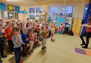 Dzieci naśladują panie podczas skocznej piosenki