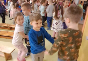 Filip tańczy z Mateuszem