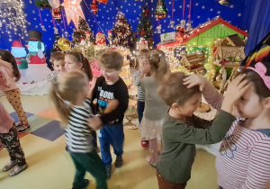 Puchatki tańczą, trzymając się za różne części ciała