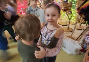 Hania tańczy z Olafem
