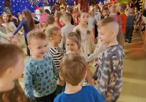 Puchatki tańczą w kole