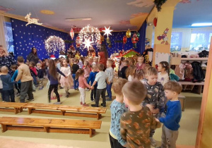 Dzieci tańczą w kilkuosobowych kółeczkach