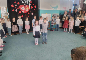 Hania i Wojtek stoją na środku sali, witają gości podczas przedstawienia